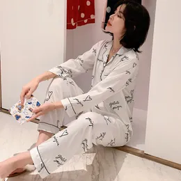 Roupa de dormir feminina QSROCIO Pijama de seda de simulação de verão feminino Cardigan de manga comprida conjunto de duas peças Fashion Letter Printing Home