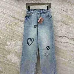 Kvinnors jeans designer 2023 vår/sommar ny broderi kärlek dekoration hög midja rak ben breda denim byxor cl62