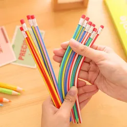 Pennor grossist 100 st/lot 5 färger färgglada roliga böjliga flexibla mjuka pennor med radergummi för barn som skriver gåva