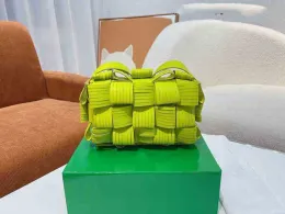 2023 Ny mode autentisk äkta läderkassett crossbody axelväskor handväskor modekudde samma lädervävda designer tofu outlet