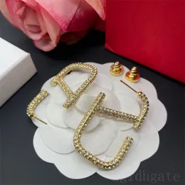 Kristal saplama küpe tasarımcısı kadın mektubu küpe modaya uygun buzlu dışarı retro mektup v orecchini dangle metal sevgililer günü lüks küpeler hip hop moda ZB031 C23