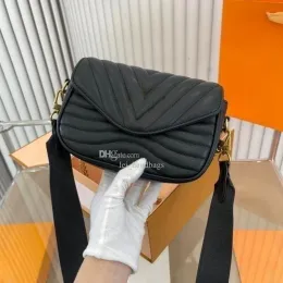 2023 Yeni kadın çanta tasarımcısı omuzdan askili çanta deri moda çizgili kapaklı küçük kare geniş omuz baget çanta rahat crossbody premium çanta