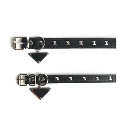 Dog Collars Leashes Designers Leather CollarとLeashセット調整可能な基本チェックパターン耐久性のあるメタルバックルペットカラーリース
