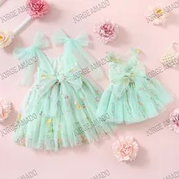 Passende Familienoutfits für den Sommer, süßer Stil, einfarbiges Stickerei-Kleid mit offenem Rücken und Body Sisters E1237 230628