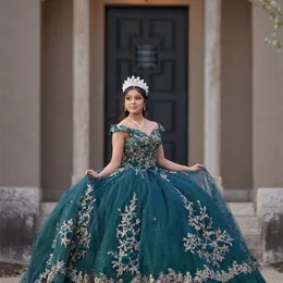 Emerald Green Shiny Princess Off the Shoulder Ball Gown Quinceanera Dresses Pärled Applique 3D Flower With Cape Celebrity Party Gowns