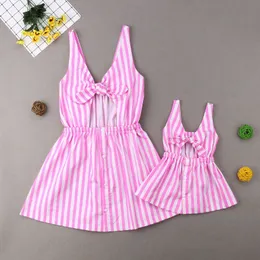 Familjmatchande kläder Mother Daughter Dress Mom Girl Sleeveless Stripe Bow Dresses Fashion Clothing Summer Family Matching Clothing 230628