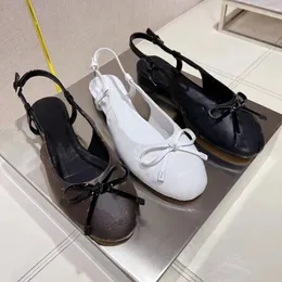 Senaste designerklänningskor Spring och höst 100% Cowhide Womens Sandaler Top Quality Dance Shoes Sexig Fashion Women Wedding Shoe Classic Ballet Ballet Flats