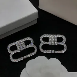 Pimleri Broşlar Erkekler Ve Kadınlar Tasarım Broş Esigner Harfler Büyük Küpe Ünlü Retro Rhinestones Suit Takı Ayakkabı Bırak Dhdzk Abartılı