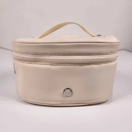 Ovala toppsäckar kosmetiska väskor lyxdesigner väska kvinnor makeup påse väska vattentätt duffel designer handväska nylon handväska rese tvätt toalettartiklar 231115