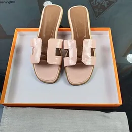 2023 새로운 클래식 패션 여름 슬리퍼 여성 가죽 플랫폼 편안한 신발 하이힐 샌들 비치 flatbottom 35-42 rh01283