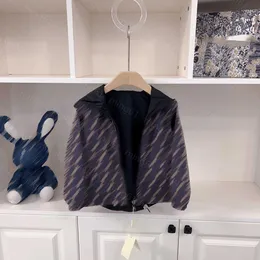 23ss Roupas de grife para crianças, casacos para crianças, meninos Use um casaco estampado frente e verso com uma fita de patchwork preta Roupas de bebê de alta qualidade para crianças grandes