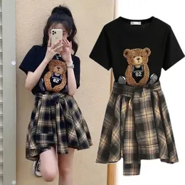 Tvådelt klänning Summer Women's Kjol och Top Set Bear Cartoon Black Short Sleeve T-Shirt Plaid kjoldräkt Fashion Loose Eesthetic 230629