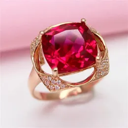 Klusterringar 585 Purple Gold Square Inlaid Luxury Ruby Wedding för par 14K Rose överdriven klassisk stil hög smycken