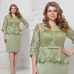 Abiti da cerimonia per la madre Plus Size Peplo Prom Dress Sheer Bateau Neck Abiti da sera in pizzo Maniche Guaina Lunghezza al ginocchio Raso Abbigliamento per la madre della sposa