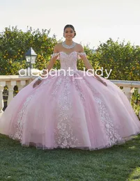 라일락 나비 공주 Quinceanera 드레스 오프 숄더 꽃 아플리케 푹신한 치마 코르셋 댄스 파티 스위트 15 Charro mexican dress