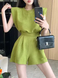 Kvinnors spårsättningar Yaenhey Tvåverk Set kvinnor Lossa ärmlösa t -skjortor Solida toppar Hög midja breda ben Shorts Korean Fashion Female Suits Green 230630