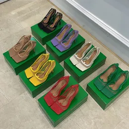 Tasarımcı topuklar Streç pompa Kare burunlu elbise ayakkabıları Kadınlar Seksi zincir Schuhe Moda Örgü ve deri Lüks düğün ayakkabı tasarımcıları sandaletler yüksek topuklu katır pompaları