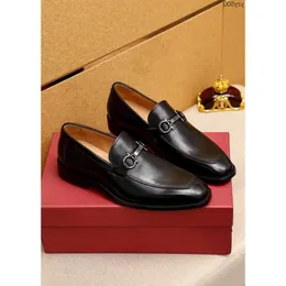 2023 Men Formell affärsbruga klänningskor Herrens avslappnade äkta läderlägenheter Brand Designer Wedding Party Loafers Storlek 38-47 Feragamo ST61