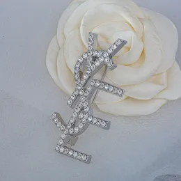 Letra de diamante de luxo Broche pino marca feminino designer broches 18k jóias ouro broruach charme lady pin pin festeiro presente