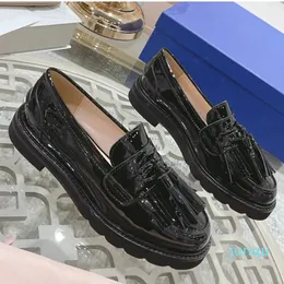 Loafer Shoes이 신발은 밝은 가죽을 사용하여 클래식 한 단순한 분위기의 귀족을 강조합니다. 다재다능한 잘 알려진 브랜드 로퍼