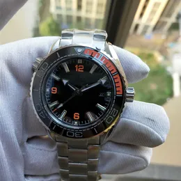 Män tittar på 43 5mm moturs roterande orange keramisk bezel cal 8900 automatisk rörelse rostfritt stål dyk armbandsur divi286a