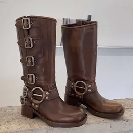 11 Fivela de cinto Salto robusto Martens Couro de couro Botas de joelho de motociclista Salto robusto Zíper Botas de cavaleiro Botas vintage de cano alto Botas ocidentais Botas de designer de luxo