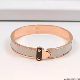 Ny Luxury Cuff Bangle Designer smycken Kvinnor läder armband med hjärtlås hårdvaru charm armband fyra bladblomma mönster guldpåse hängande mode