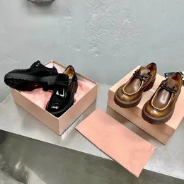 23 Sonbahar/Kış pist stili ultra hafif kalın taban lefu ayakkabıları klasik moda altın mikro etiket asil mizaç