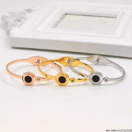 2023 vendita calda nuovo arrivo braccialetto per unghie braccialetto di conchiglie braccialetto di design per le donne accessori di gioielli classici acciaio al titanio placcato in oro non sbiadisce mai non allergico