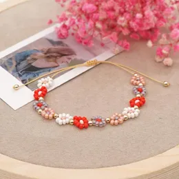 Strand Yastyt 2023 Daisy Armband för kvinnor handgjorda pärlor blommar armband justerbar sträng söt romantisk smycken gåva henne