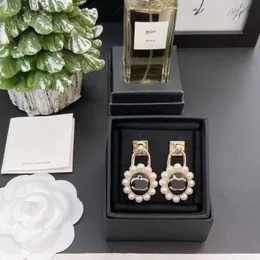 Beliebte Designer -Gestüt Love Girls Gold Plated Fashion Gift Stamps Charming Ohrringe für Frauen Accessoires Party