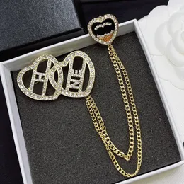 Luksusowy projektant damski marka litera broszki marki list z pieczęcią 18K złoty plisowany w klasowej biżuterii broszka broszka w pinię poślubić prezent na przyjęcie weselne