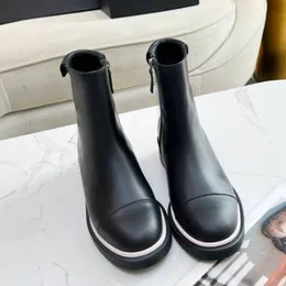 Vinter nya stövlar berömda kvinnliga designer Brand Metal Letter Winter Boots äkta läderkontrast Rund huvudklack upphöjd sido -dragkedja korta ärm damstövlar