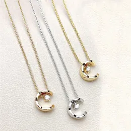 2022 Collana con pendente in materiale oro V di alta qualità con un diamante scintillante in tre colori placcato per gioielli di fidanzamento da donna306U