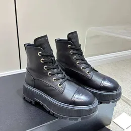 Bota Mulheres Botas de Designer Paris Botas de Chuva Homens Joelho Botas Altas 20mm Arco Longo EVA Plataforma de Borracha Rainboots Verde Brilhante Rosa Preto Sapatos de Luxo Sapatilhas