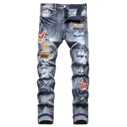 Jeans da uomo con fori sfilacciati Hiphop strappato ricamo bandiera distintivo vernice pantaloni in denim blu slim streetwear jeans da motociclista in difficoltà Mal340q