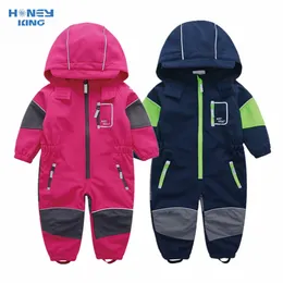 Kläder sätter honungskakande barns softshell overaller utomhus huva overaller baby rompers vindtät vattentät jumpsuit barn varm jumpsuit 231005