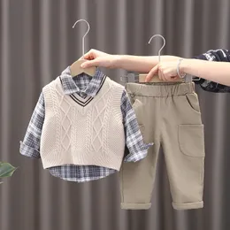 衣類セットは、子供用の男の子のデザイナーの服を編む袖なしのセーターベスト +格子縞のシャツ +パンツトラックスーツ幼児の少年セット衣装230927