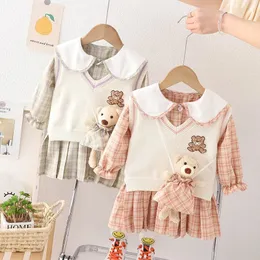 Kläderuppsättningar 2023 Korean Spring Baby Girl Two Piece Clothes Set Long Sleeve Plaid Dress Cartoon Bear Treear Vest Suit Toddler Girl Outfit 230927