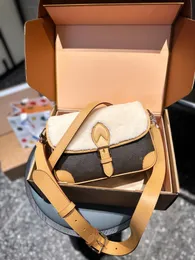 Üst Diane Çantası Kadınlar için Patlayıcı Lüks Tasarım Modaya uygun klasik Messenger Baglamb Kürk Flip Handbagretro Stil Zengin Klasik Omuz Crossbody Bag