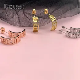 Hoop Huggie Doremi Custom Name Hoop örhängen av Caitlyn Minimalist Modern Personliserade brev örnbockar Huggie Hoops i guld perfekt gåva 231005