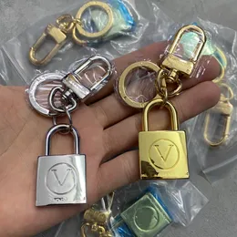 Lyxdesigners nyckelringar låser bokstäver med diamanter designers nyckelchain topp bil nyckel kedja spänne smycken keyring väskor hänge utsökt gåva