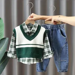 Zestawy odzieży Zestaw Baby Spring Checker Nowy chłopcy Korean Tank Top Sweter+koszula+dżinsy trzyczęściowe dziecko i maluch fajny zestaw odzieży jesiennej 231020