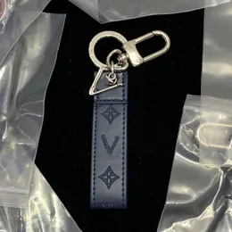 Enkelhet och bekvämlighet nyckelring klassiker utsökta lyxdesigner biltangentning zinklegering brev unisex lanyard guld black metall små smycken