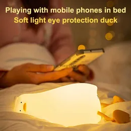 Bordslampor Creative Cartoon Lying Duck LED Night Light Rechargeble Dimble Silicone Bedside Nursery Touch Lamp för barn Söt nattlampa YQ231006