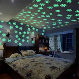 Wall Stickers 50Pcs Luminous Snowflake Wall Sticker Glow In The Dark Decal Kids Baby Room Bedroom Colorful Christmas Stickers Home Decoration 231005