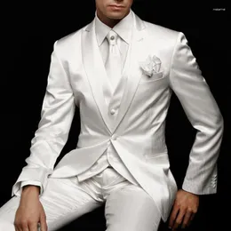 メンズスーツホワイトスリムフィットメンズスーツウェディンググルームタキシード3ピースカスタムサテン男性ファッションセットジャケットパンツベスト最新スタイル