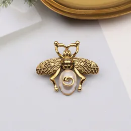 Guldpläterad varumärkesdesigner Brosch Insect Pearl Letter Bee Fashion Women Brosches Wedding Party Jewelry Gift