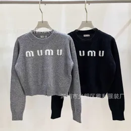 Новая версия семьи Miu, осень 2023, жаккардовый облегающий короткий пуловер с круглым вырезом, вязаный кашемировый свитер с длинными рукавами