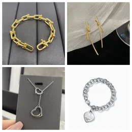 Ny modeutseende Top Hot-Selling Brand Designer Initial Charm Necklace for Girls Letters Alphabet Heart Armband Smyckesgåvor för flickor